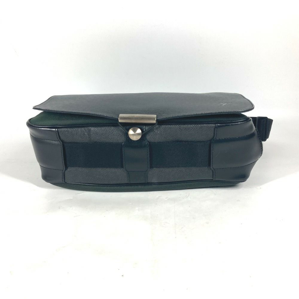 LOUIS VUITTON ルイヴィトン M30142 タイガ ヴィクトール 斜めかけ